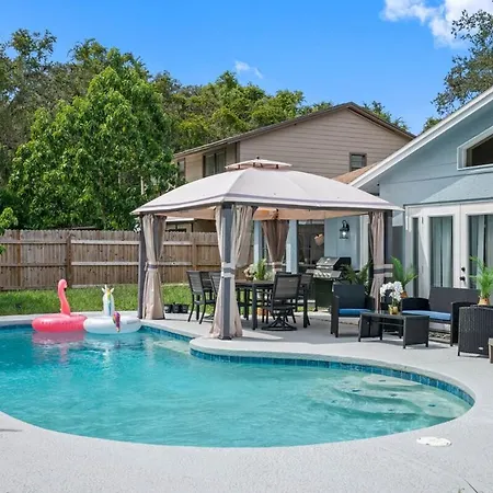 Luxury 5 Bdrm Home - Stunning Pool - Huge Backyard